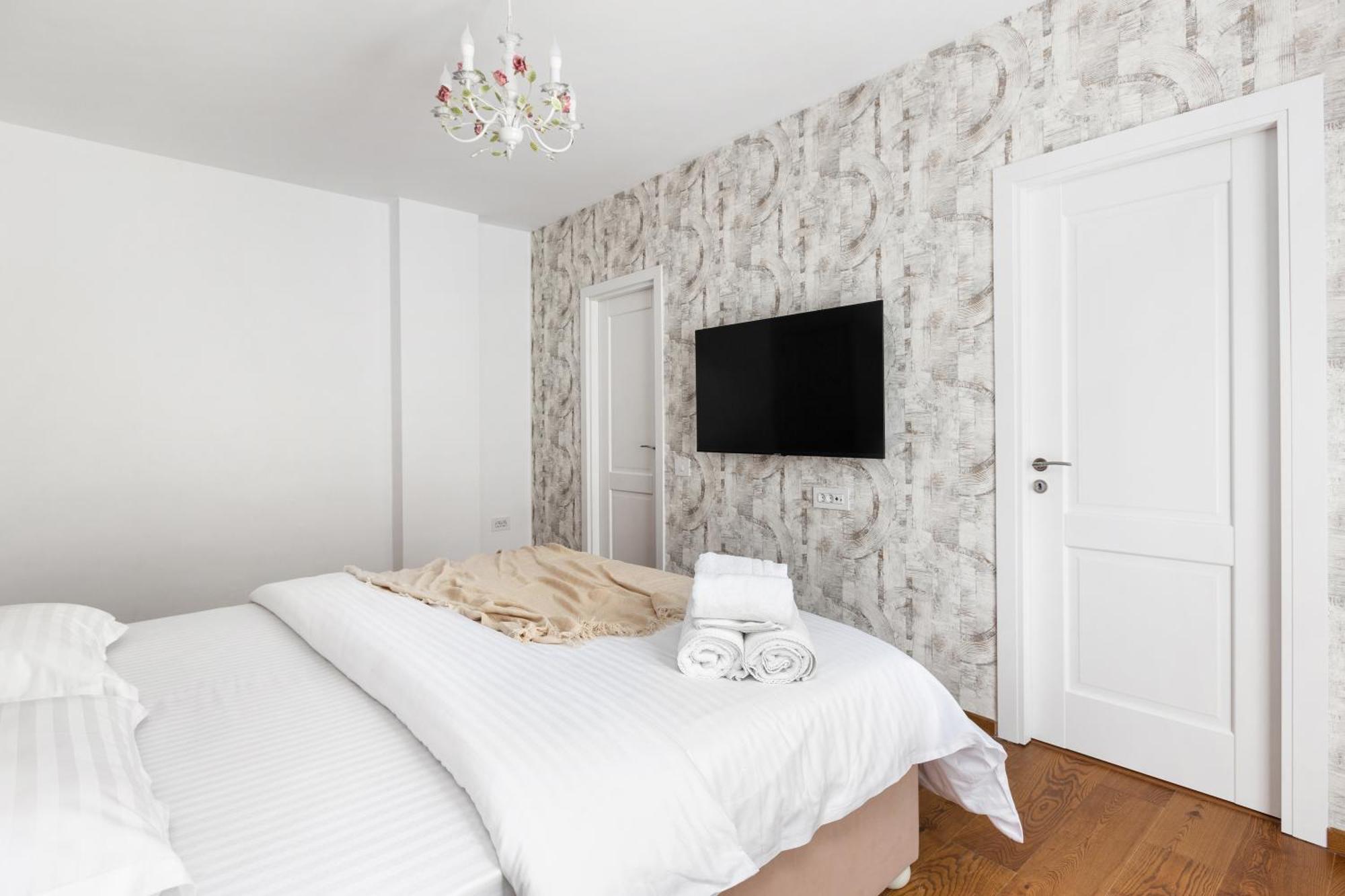 Peak Aparthotel - Old Town - By Cityhost Braşov Exteriör bild
