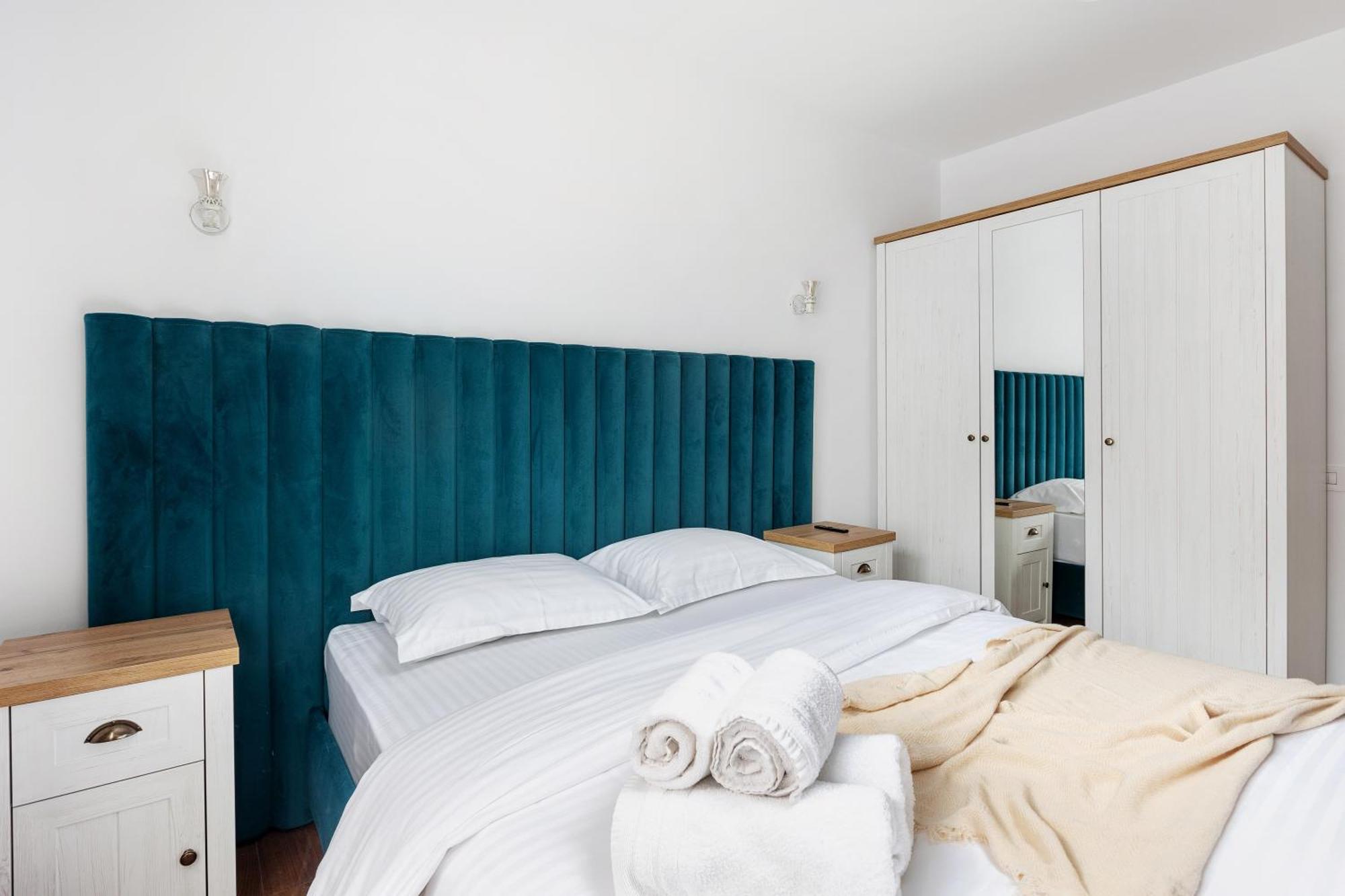Peak Aparthotel - Old Town - By Cityhost Braşov Exteriör bild