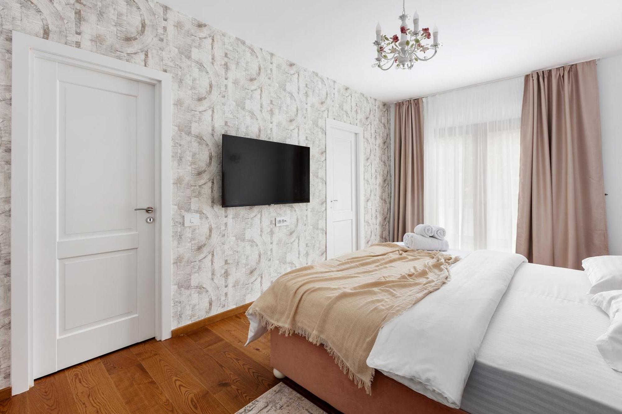 Peak Aparthotel - Old Town - By Cityhost Braşov Exteriör bild