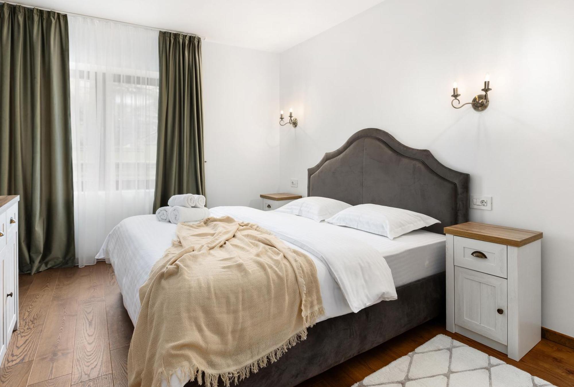 Peak Aparthotel - Old Town - By Cityhost Braşov Exteriör bild