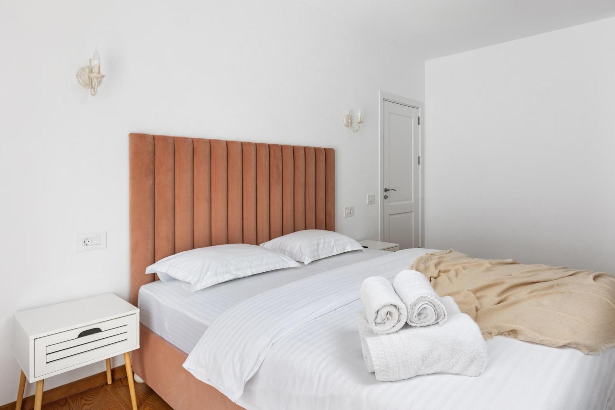 Peak Aparthotel - Old Town - By Cityhost Braşov Exteriör bild