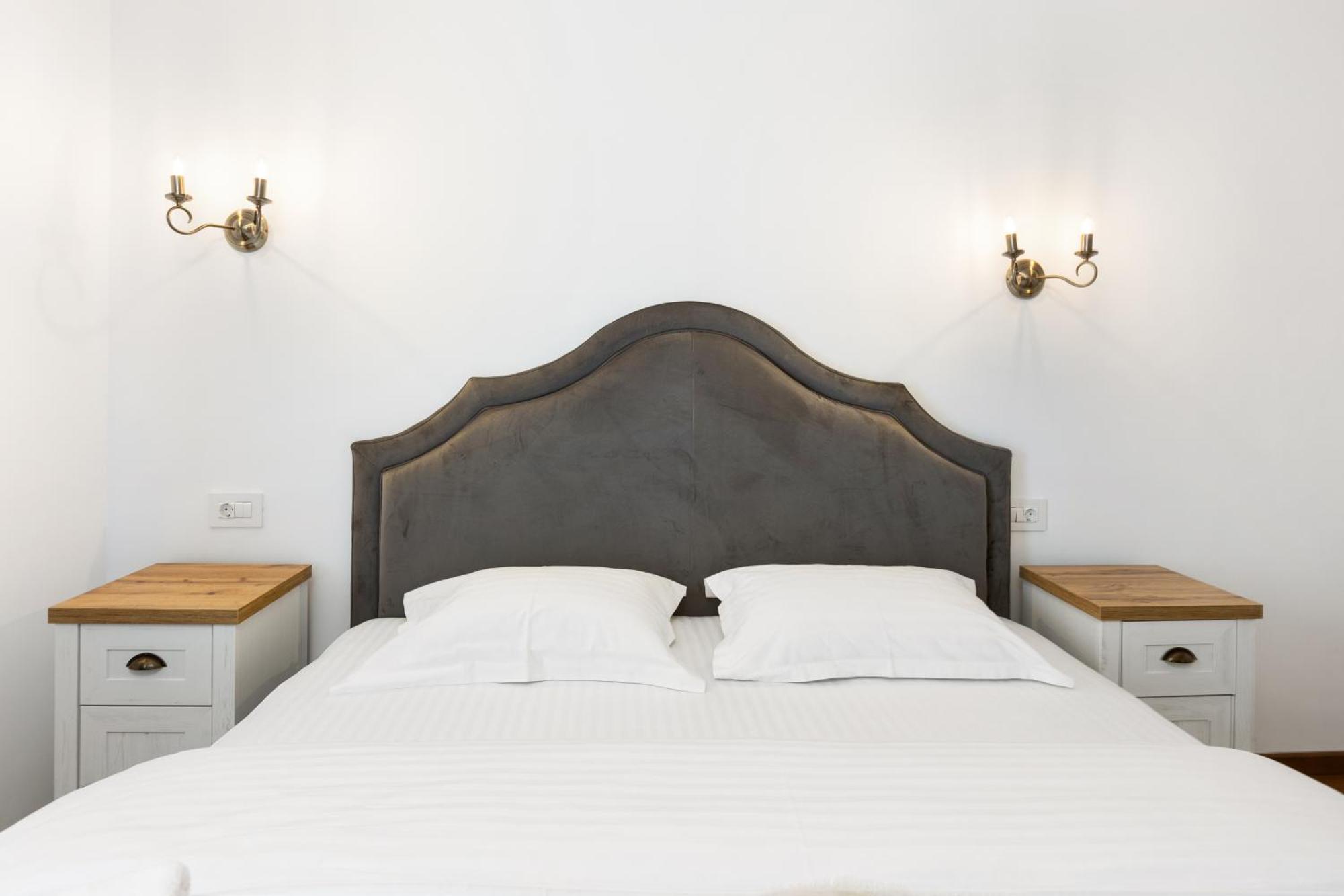 Peak Aparthotel - Old Town - By Cityhost Braşov Exteriör bild