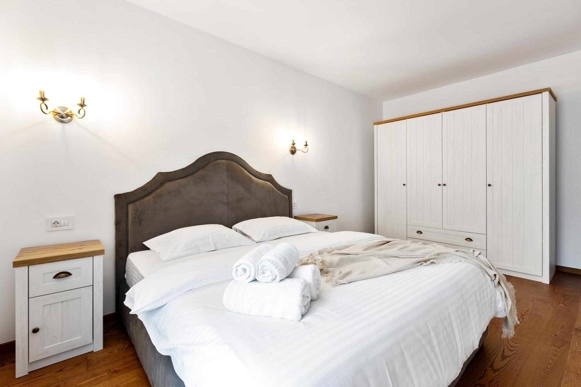 Peak Aparthotel - Old Town - By Cityhost Braşov Exteriör bild