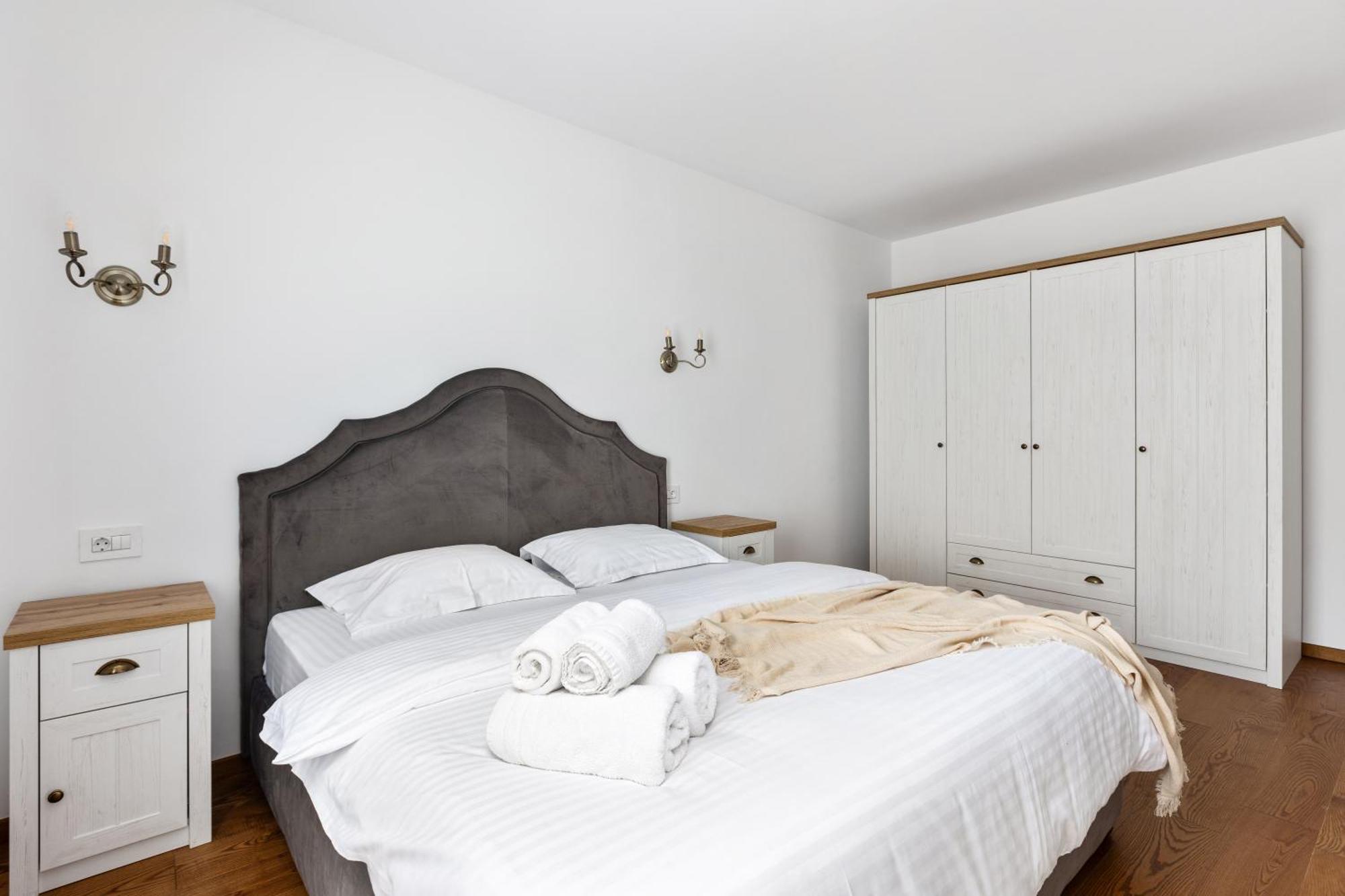 Peak Aparthotel - Old Town - By Cityhost Braşov Exteriör bild