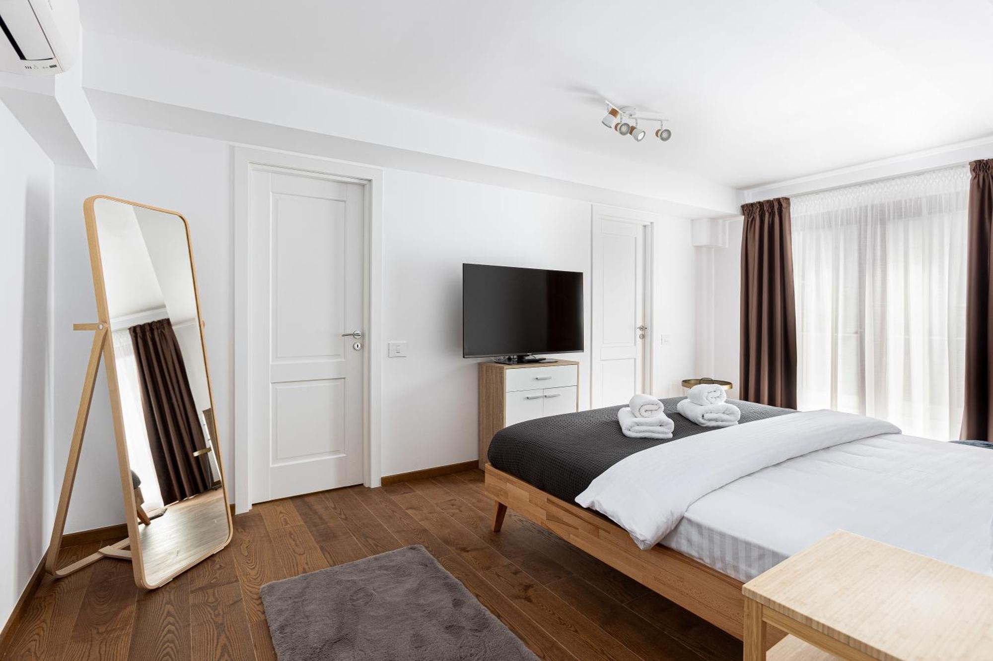 Peak Aparthotel - Old Town - By Cityhost Braşov Exteriör bild