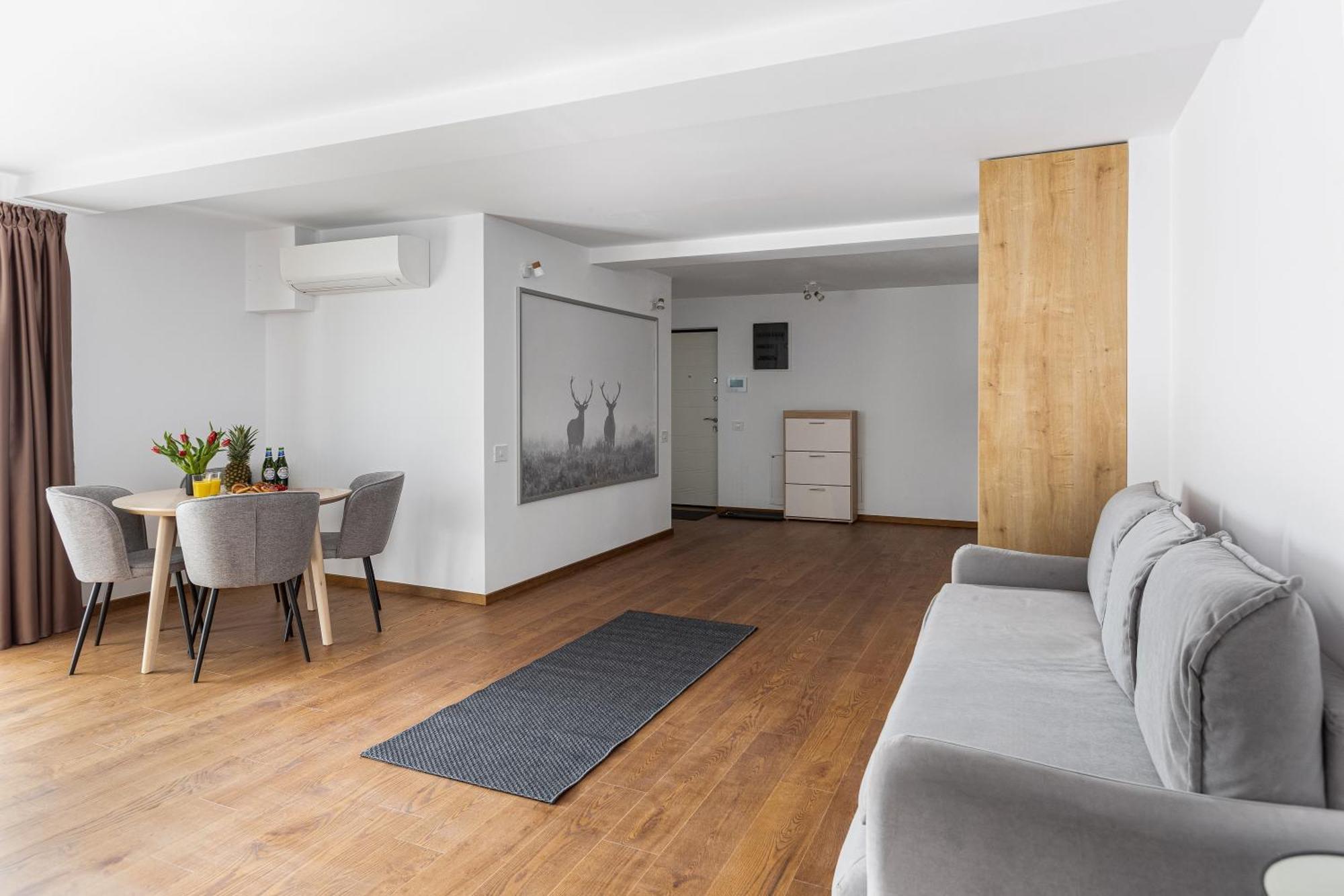 Peak Aparthotel - Old Town - By Cityhost Braşov Exteriör bild