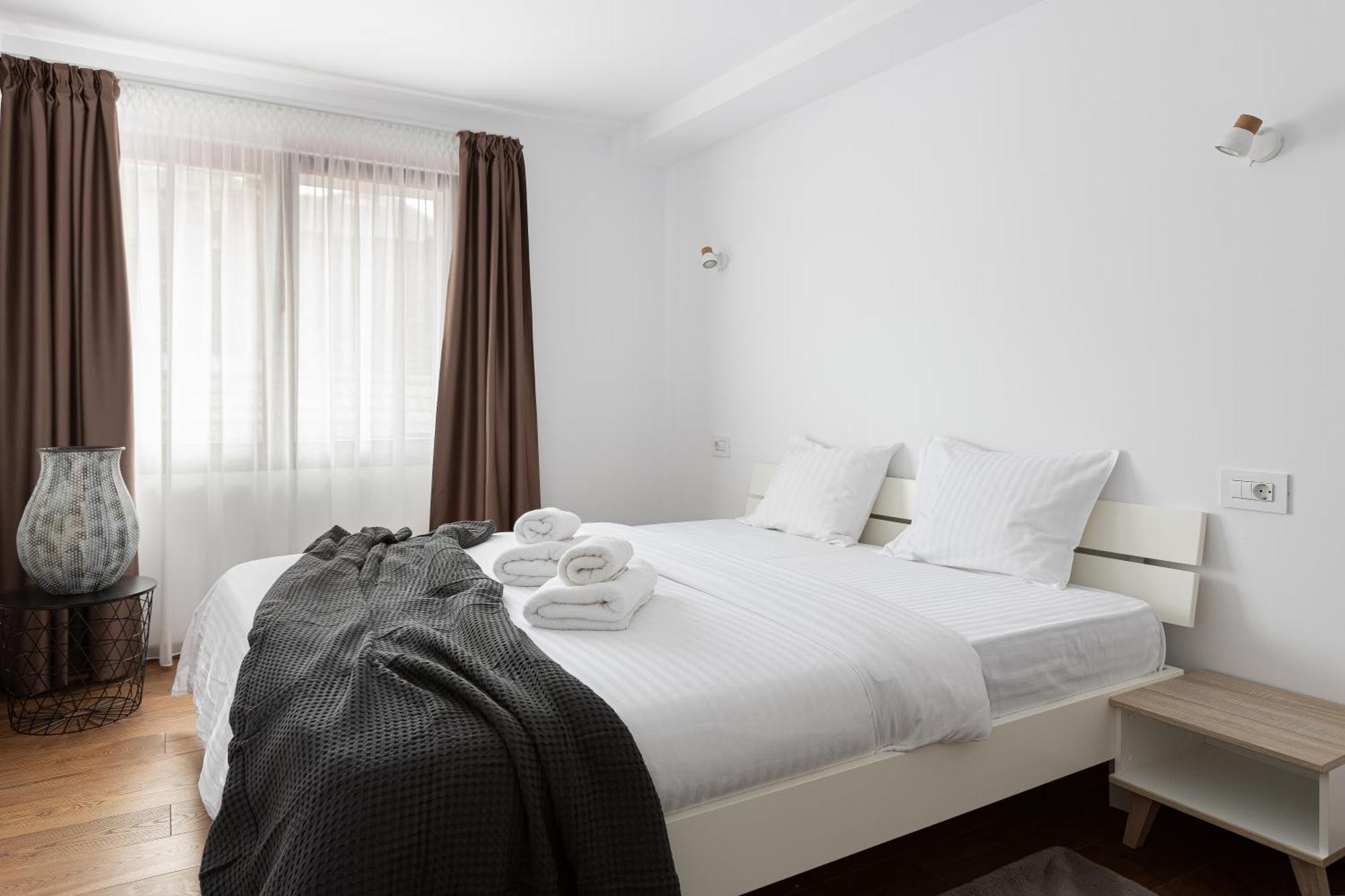Peak Aparthotel - Old Town - By Cityhost Braşov Exteriör bild