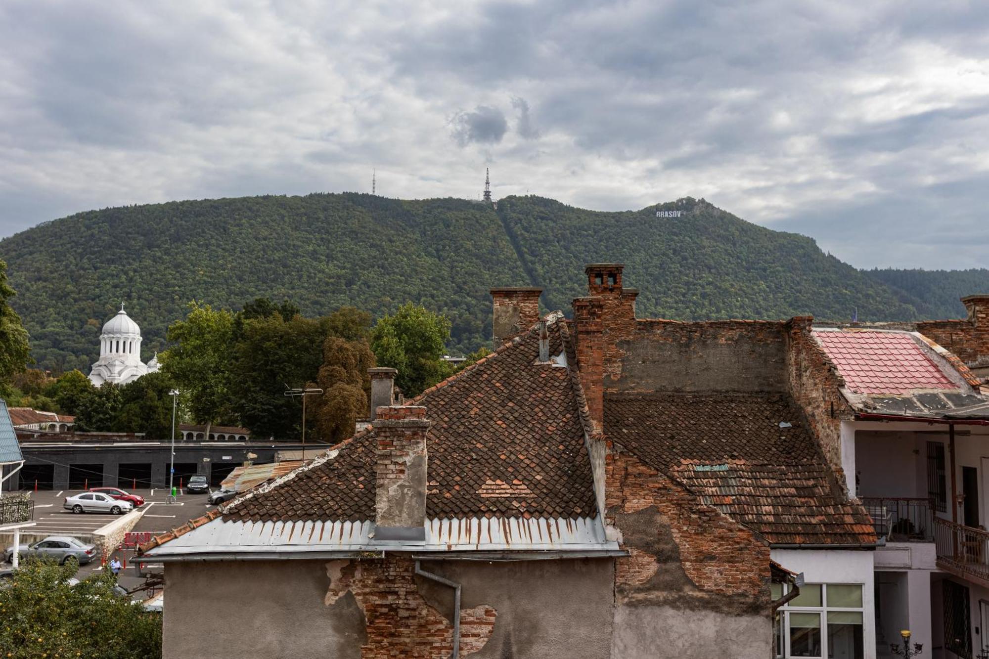 Peak Aparthotel - Old Town - By Cityhost Braşov Exteriör bild