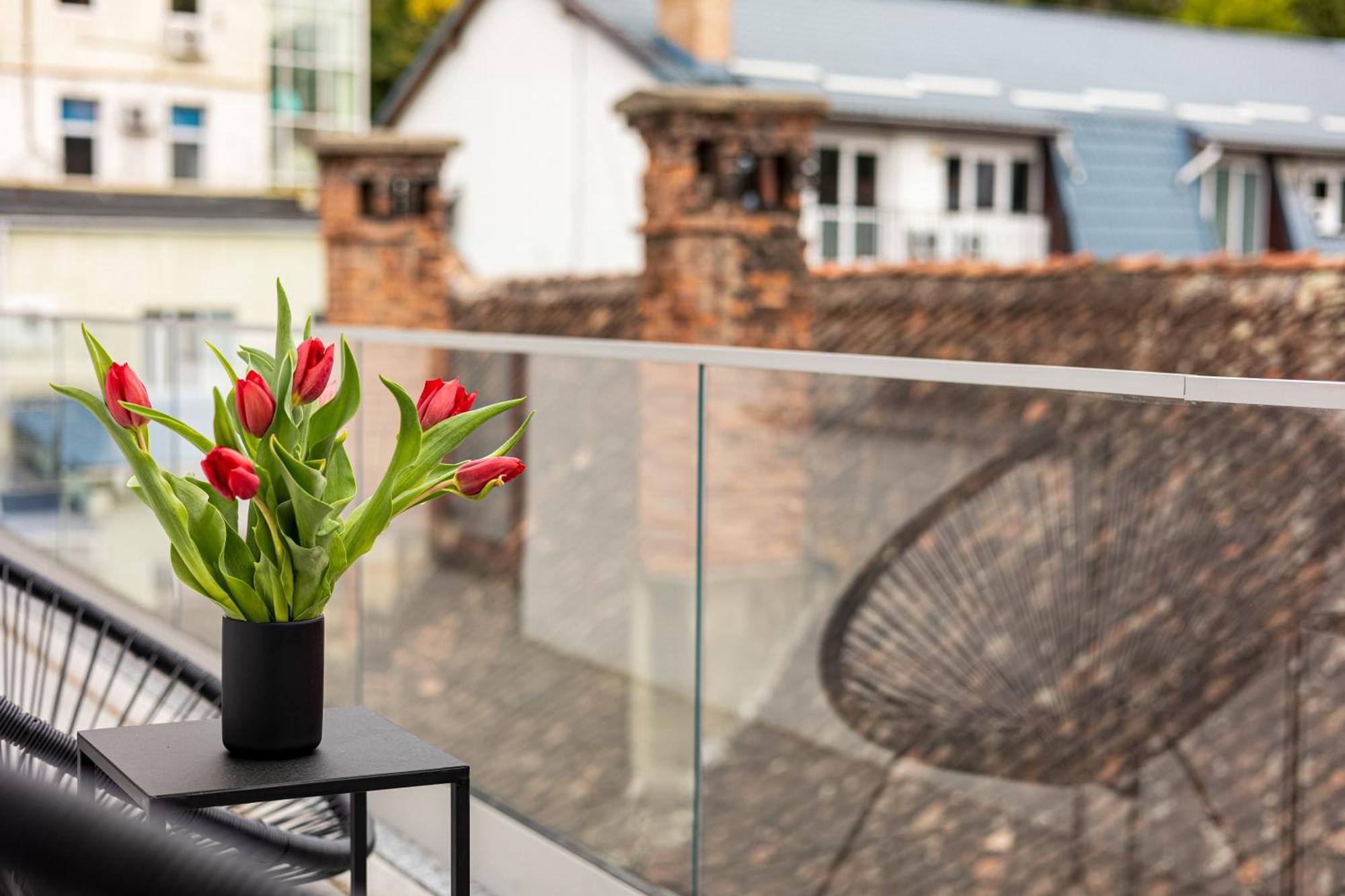 Peak Aparthotel - Old Town - By Cityhost Braşov Exteriör bild