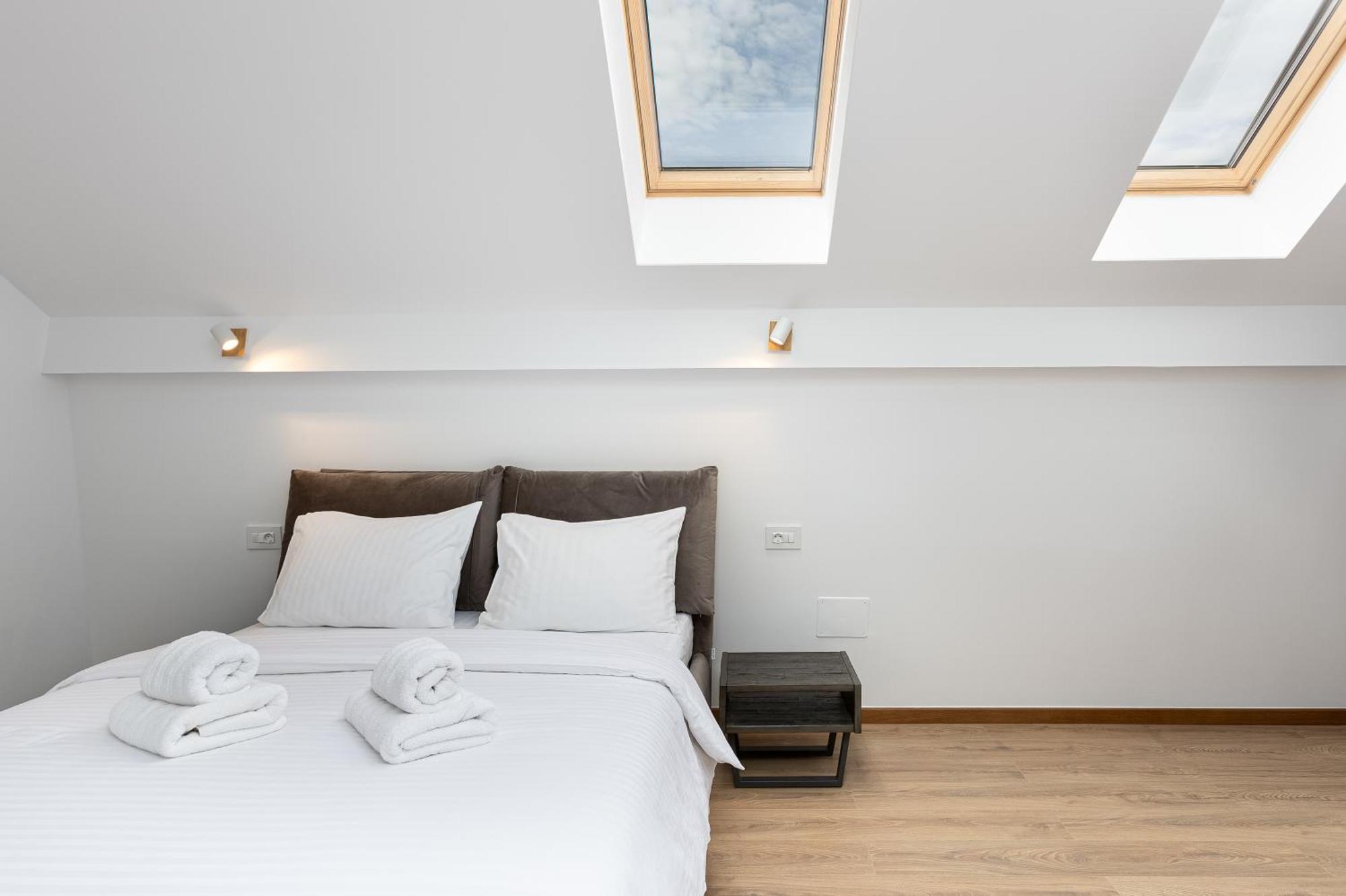Peak Aparthotel - Old Town - By Cityhost Braşov Exteriör bild