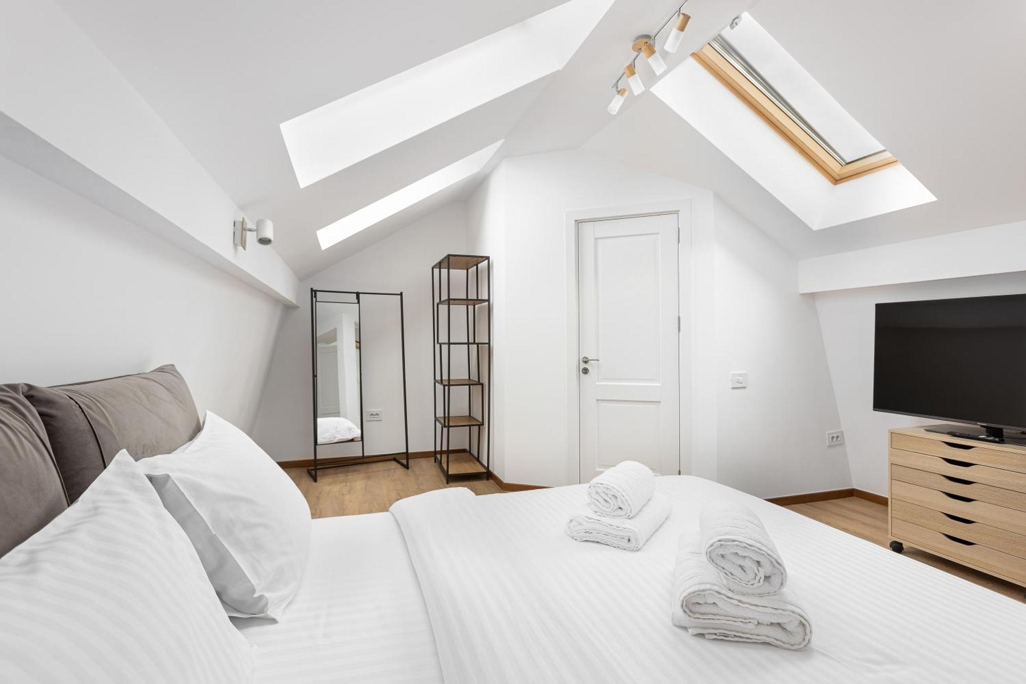 Peak Aparthotel - Old Town - By Cityhost Braşov Exteriör bild