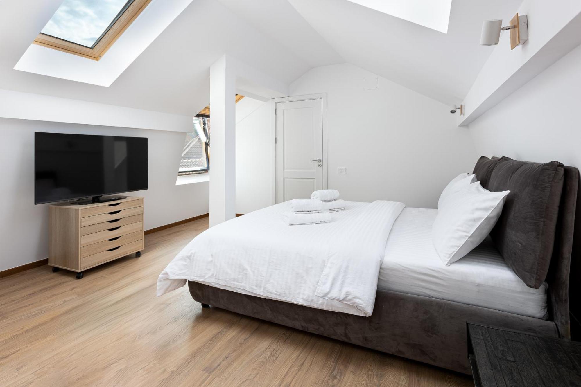 Peak Aparthotel - Old Town - By Cityhost Braşov Exteriör bild