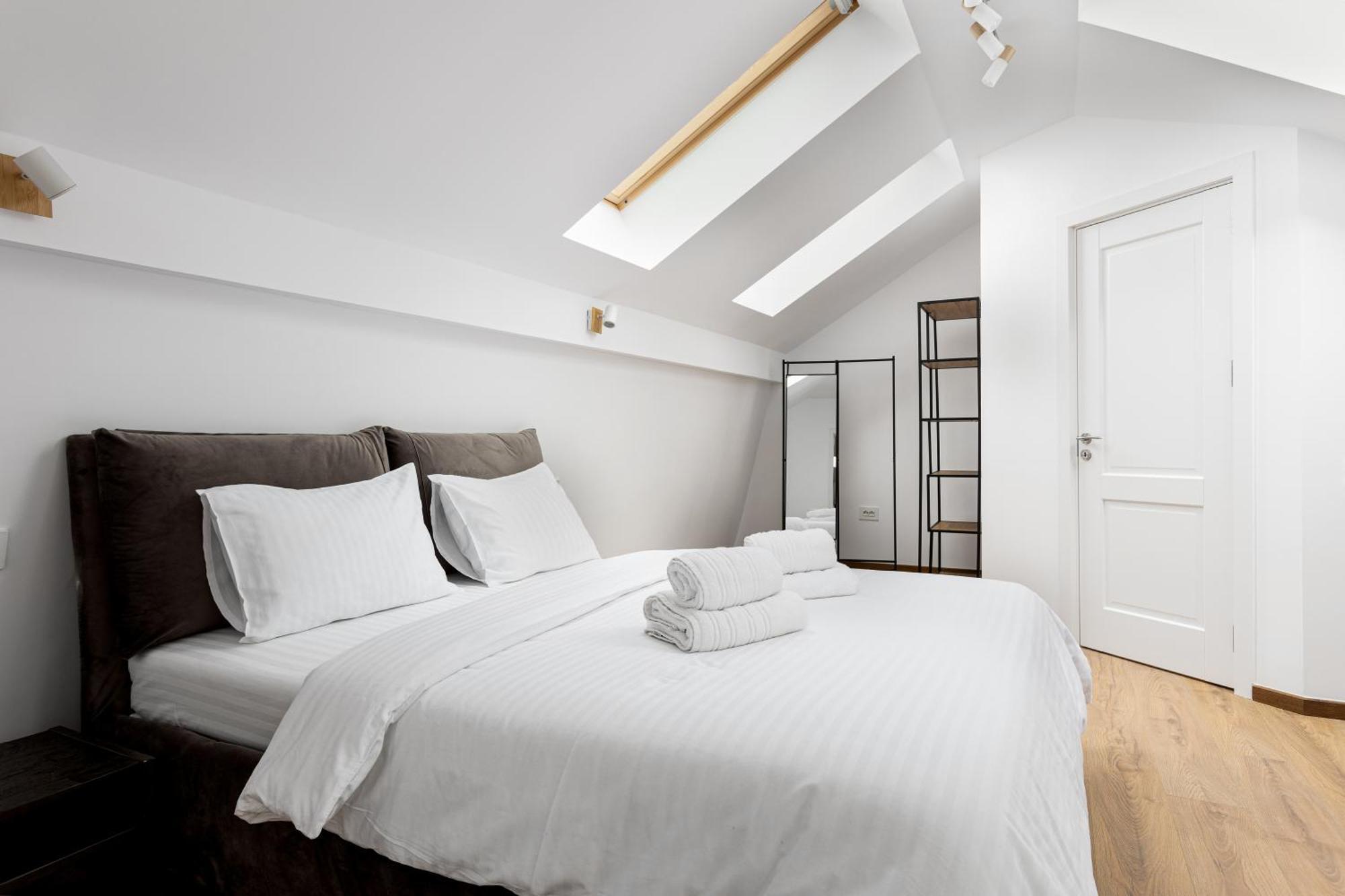 Peak Aparthotel - Old Town - By Cityhost Braşov Exteriör bild