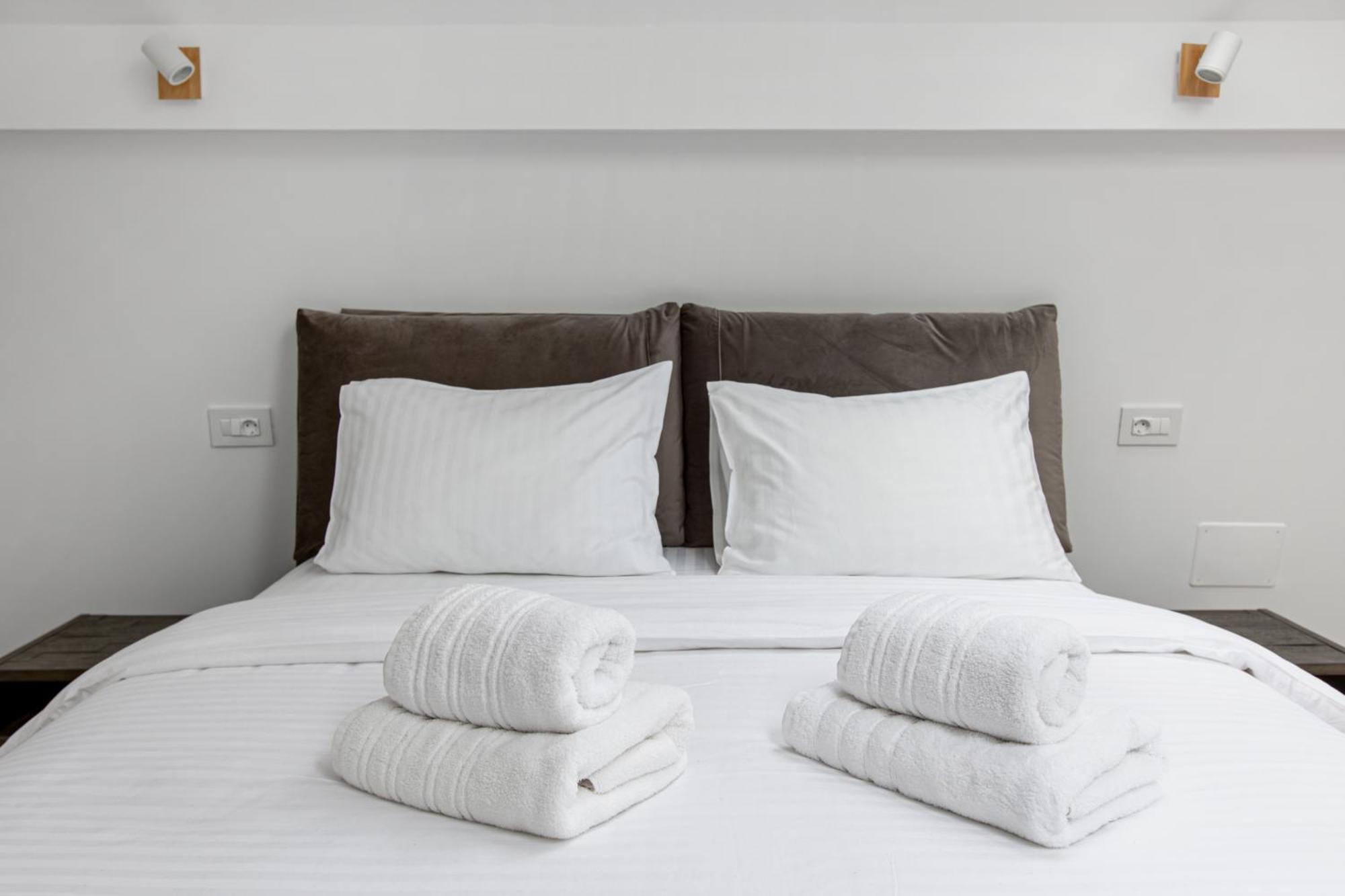 Peak Aparthotel - Old Town - By Cityhost Braşov Exteriör bild