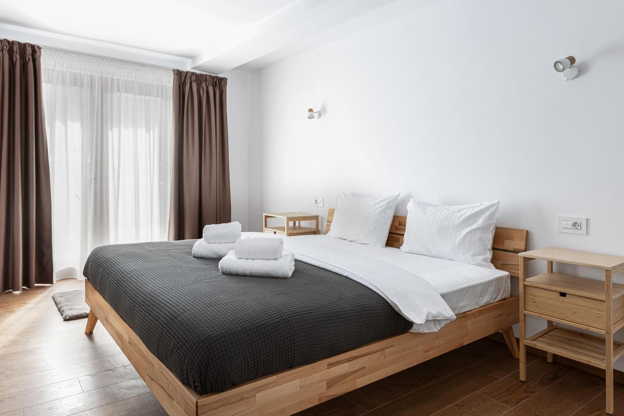 Peak Aparthotel - Old Town - By Cityhost Braşov Exteriör bild