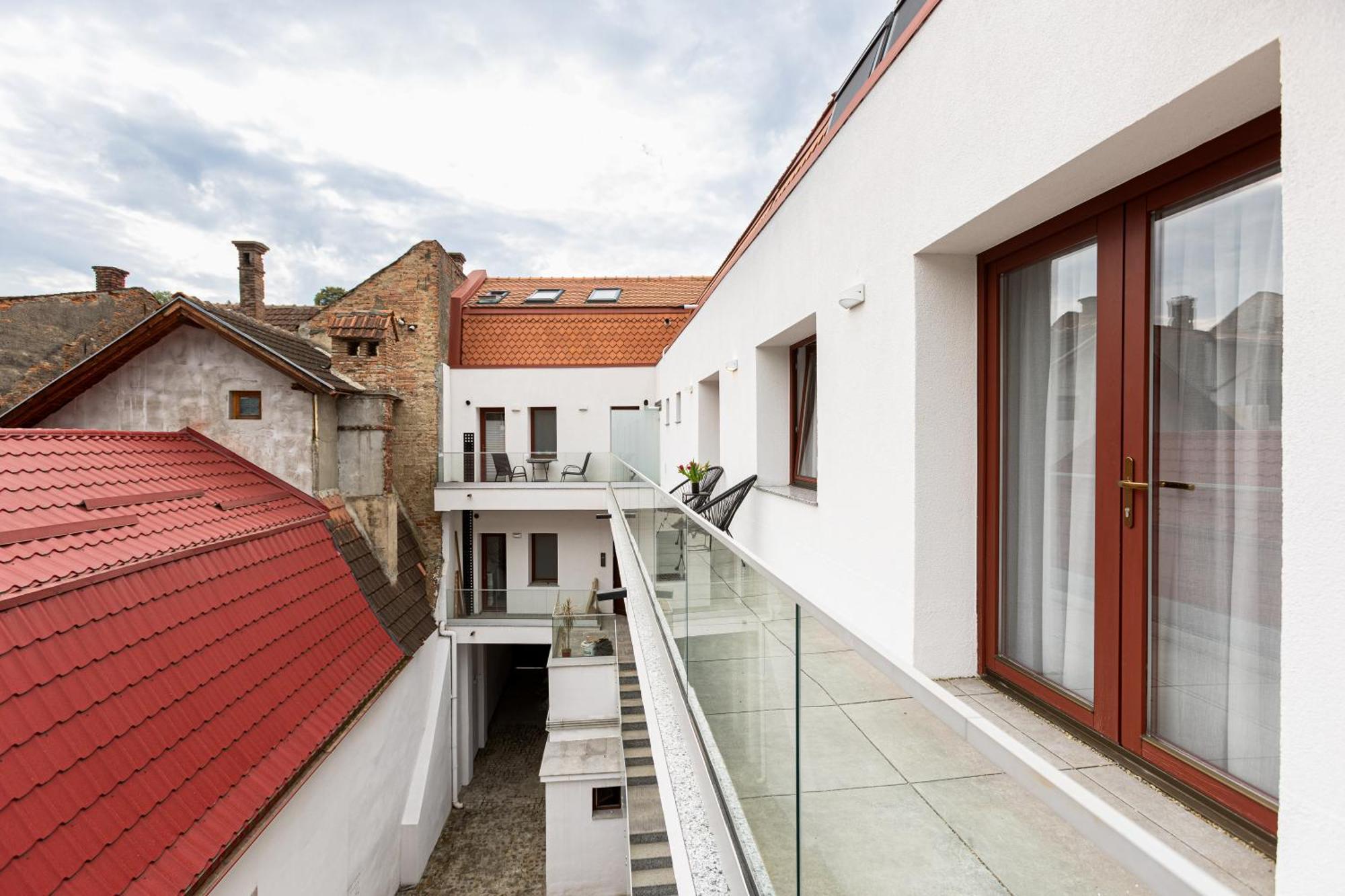 Peak Aparthotel - Old Town - By Cityhost Braşov Exteriör bild