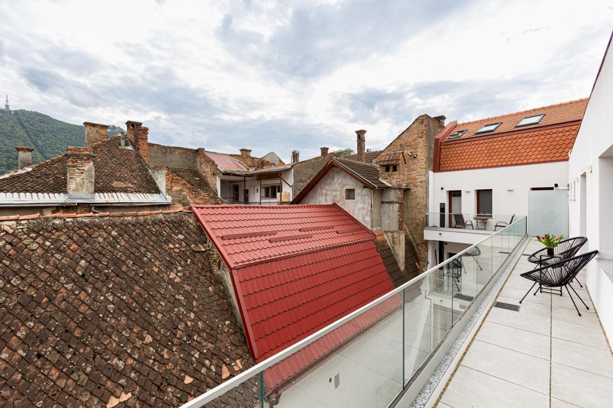 Peak Aparthotel - Old Town - By Cityhost Braşov Exteriör bild